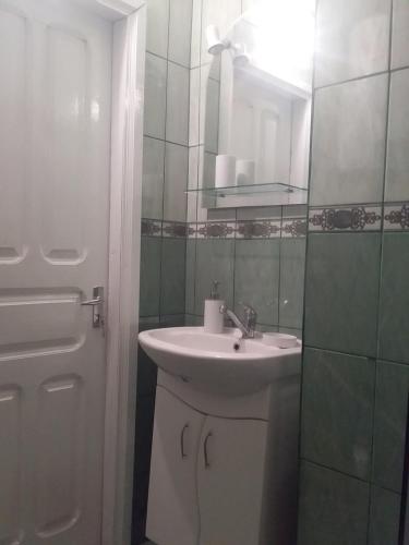 a bathroom with a sink and a mirror at Садиба "У стрийка" Сопіт in Sopot