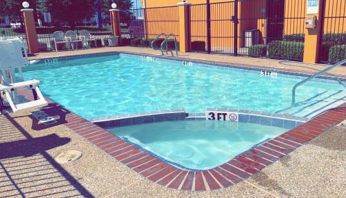 una gran piscina con un cartel. en Quality Inn, en Hillsboro