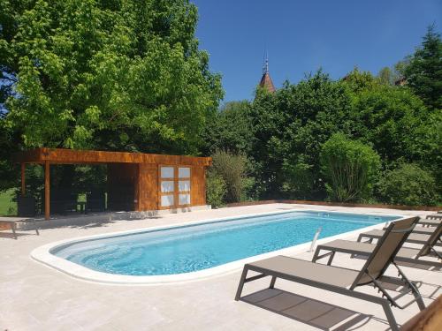 una piscina con due sedie e un padiglione di Domaine de Bersaillin a Bersaillin