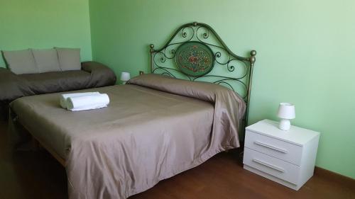 a bedroom with a bed and a nightstand with a bed sidx sidx sidx sidx at Pisicchio Rooms in Fiumicino