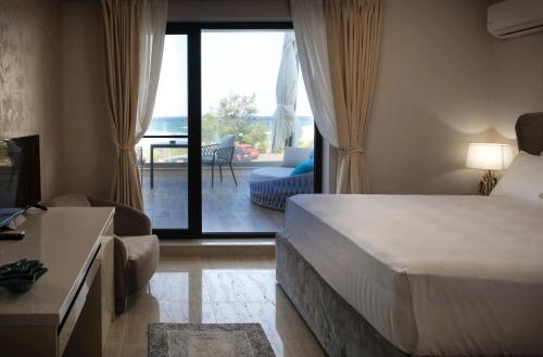 a hotel room with a bed and a living room at Vila Gama in Lozenets