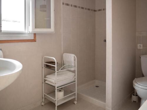 La salle de bains est pourvue d'un lavabo et d'un porte-serviettes à côté des toilettes. dans l'établissement Ferme Auberge Ibarnia, à Lecumberry