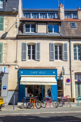 un groupe de vélos garés devant un bâtiment dans l'établissement Cafe Velo Nevers, à Nevers