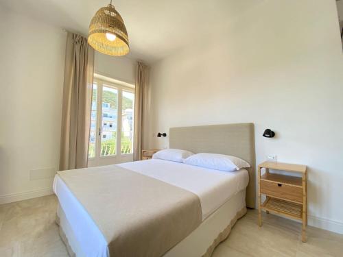 um quarto com uma cama grande e uma janela em Maison Sciscì Rooms em San Felice Circeo