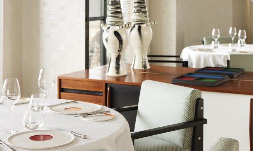 Ein Restaurant oder anderes Speiselokal in der Unterkunft Cheval Blanc Paris & Dior Spa Cheval Blanc Paris 