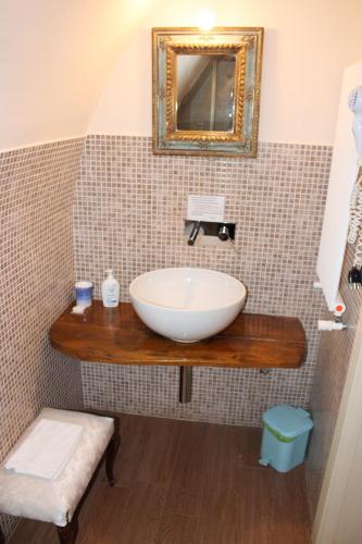 a bathroom with a sink and a mirror at B&B Vecchia Suppenna in Andria