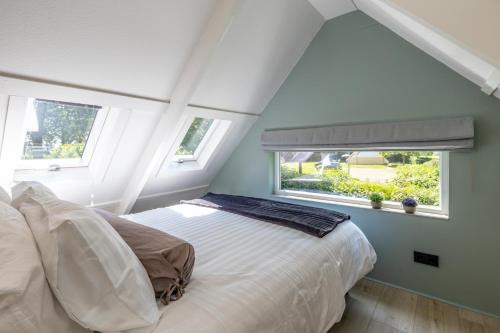 Postel nebo postele na pokoji v ubytování Limburg Lux 90