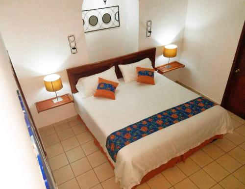 En eller flere senge i et værelse på Hostal Las Puertas