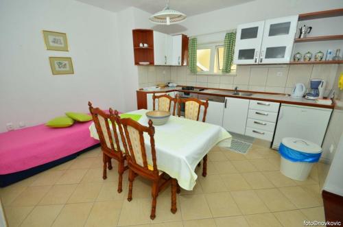 - une cuisine avec une table, des chaises et un lit dans l'établissement Apartment in Bol with terrace, air conditioning, WiFi, washing machine 3634-4, à Bol