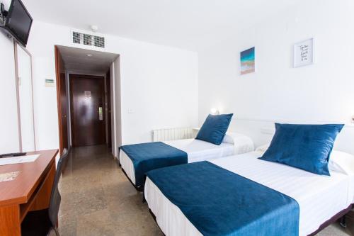 Cama o camas de una habitación en Hotel Calafell Platja Mar