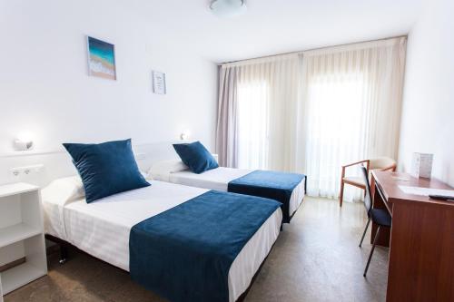 Cama o camas de una habitación en Hotel Calafell Platja Mar
