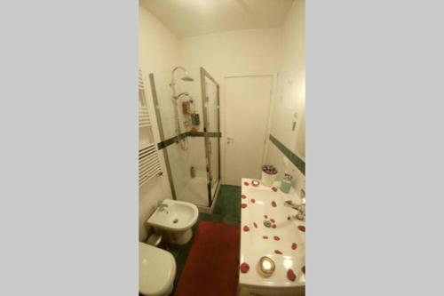 A bathroom at House of the Rising Sun