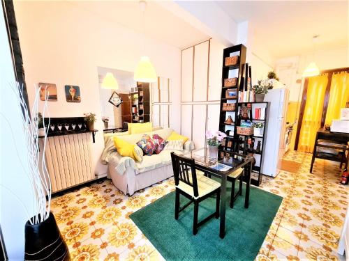 a living room with a couch and a table at Lovely House in Santa Margherita Ligure