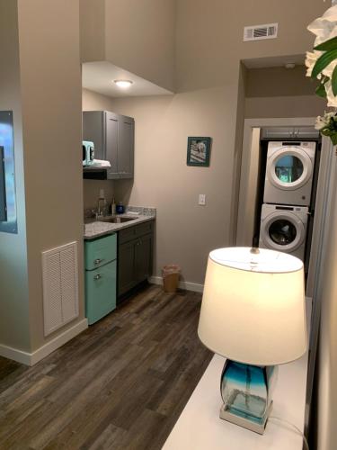 a kitchen with a washer and a washing machine at Villas at Gingershack Farms in Ellijay