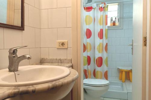 a bathroom with a sink and a toilet and a shower at Apartamento-Bungalow con jardín y garaje in Santa Cruz de Tenerife