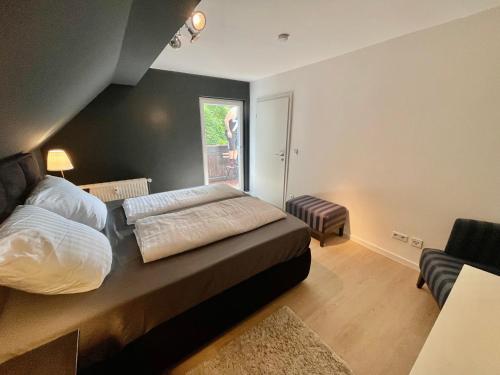 ein Schlafzimmer mit einem Bett, einem Sofa und einem Fenster in der Unterkunft Markkleeberg Ferienwohnung in Markkleeberg