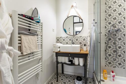 uma casa de banho com um lavatório e um espelho em LE JACOBIN 2 em Rennes