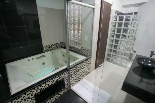 BALSAS PREMIER HOTEL في Balsas: حمام مع حوض ومغسلة