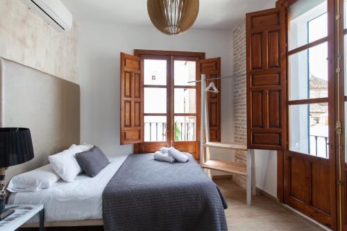 a small bedroom with a bed and a window at Sueño de Elvira in Granada