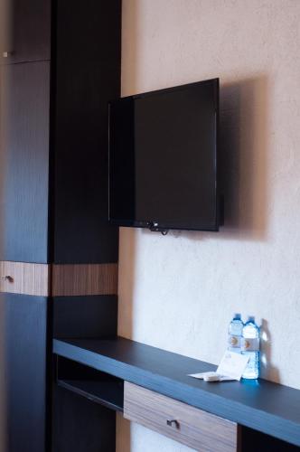 a blue counter with a tv on a wall at Ibeurohotel Guadalajara Expo in Guadalajara