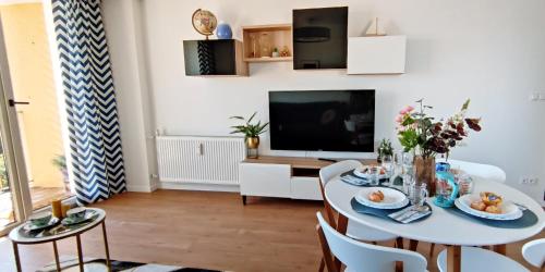 Televízia a/alebo spoločenská miestnosť v ubytovaní Sea View Mieszknie na Wynajem Gdynia z Widokiem na Morze Dworzec Centrum