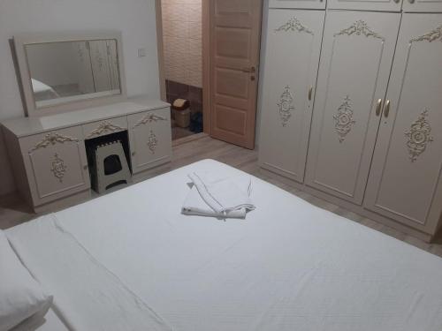 a white room with a bed and a mirror at Menekşe Apart 2 in Trabzon