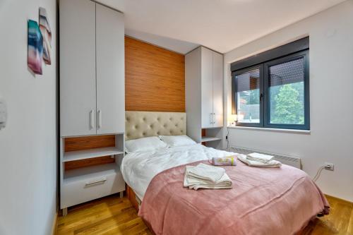 1 dormitorio con cama y ventana en Apartman BB Zlatibor en Zlatibor