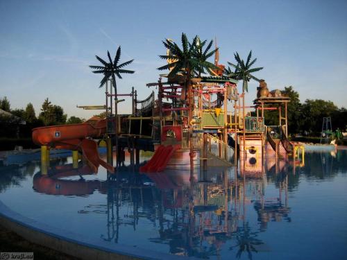 um parque aquático com um escorrega aquático na água em Aparthouse Alfa1 em Catez ob Savi