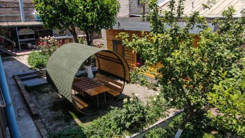 an overhead view of a bench in a garden at Hayi Tun Guest House in Goris