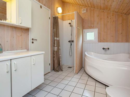 een badkamer met een bad, een toilet en een wastafel bij 6 person holiday home in Jerup in Jerup