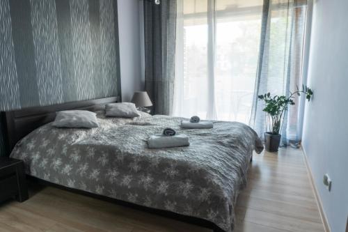 Ένα ή περισσότερα κρεβάτια σε δωμάτιο στο Apartamenty Brzask-Dawn, Bryza-Breeze - Osiedle Polanki