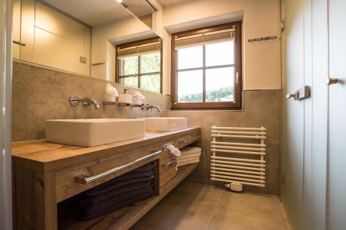 A bathroom at Boutique Hotel Mandarfnerhof