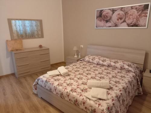 una camera da letto con un letto e due asciugamani di Casa Argentina a Capoliveri