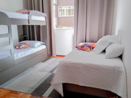 特雷索波利斯的住宿－Ensolarado ao lado do shopping com garagem e Wifi，一间卧室设有两张双层床和一扇窗户。