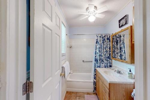 uma casa de banho com uma banheira, um lavatório e um WC. em Grace Cottage em Kingsland