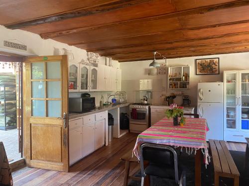 A kitchen or kitchenette at Casa de la Gringa Mountain House