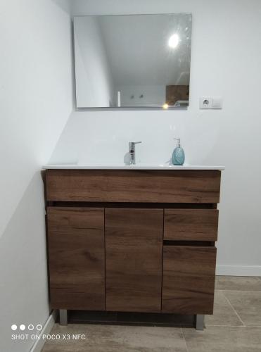 y baño con lavabo y espejo. en Apartamentos NayDa studio 1, en Mérida