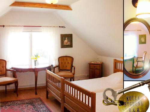 1 dormitorio con 1 cama, mesa y sillas en Kullabygdens Bed & Breakfast, en Jonstorp