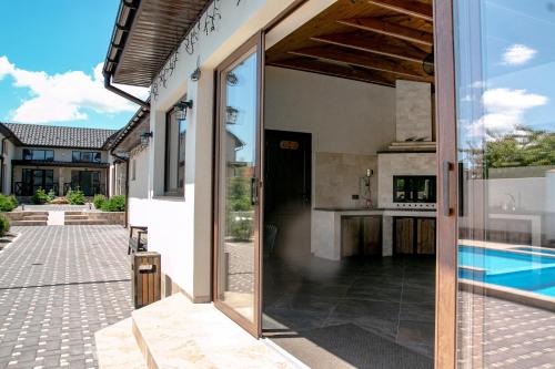 Gallery image of Oasis family apartments in Sanzhiyka