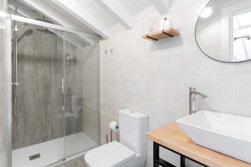 a bathroom with a shower and a toilet and a sink at Jardines Villaverde in Villaverde de Pontones