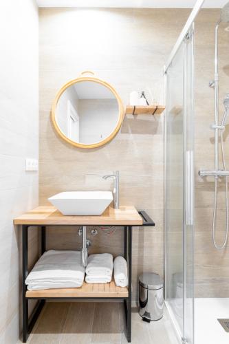 a bathroom with a sink and a mirror at Jardines Villaverde in Villaverde de Pontones