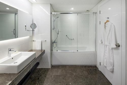 Ramada Hotel & Suites by Wyndham Izmir Kemalpasaにあるバスルーム