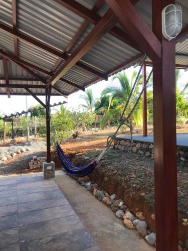 a hammock hanging from a pergola in a house at Quinta Don Noé in San Mateo