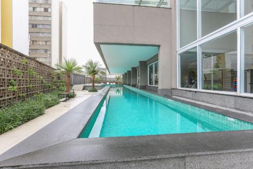a swimming pool in the middle of a building at Vossa Bossa VN Turiassu in Sao Paulo