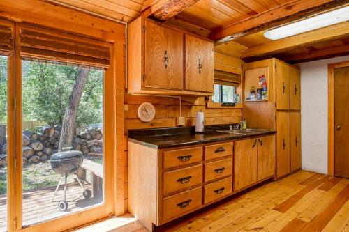 Kuchyň nebo kuchyňský kout v ubytování Arapahoe Adventure Cabin