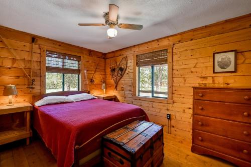 Postel nebo postele na pokoji v ubytování Arapahoe Adventure Cabin