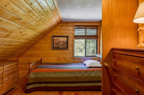 Postel nebo postele na pokoji v ubytování Arapahoe Adventure Cabin