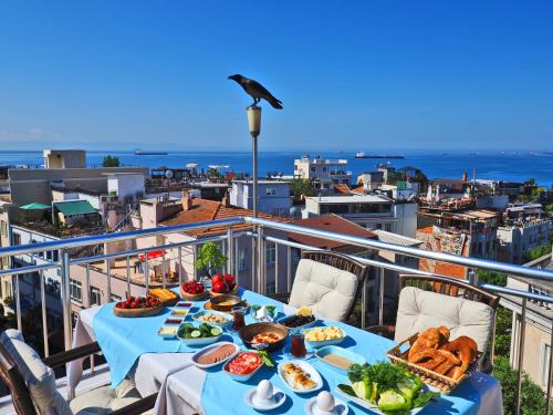 una mesa con platos de comida en la parte superior de un balcón en The Sunrise Hotel, en Estambul