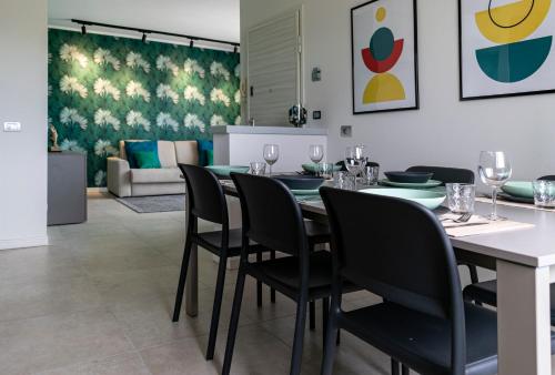 una sala da pranzo con tavolo e sedie di Casa blu a Lazise