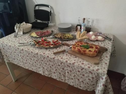 una mesa con un mantel con comida. en Agriturismo Podere Sant' Antonio, en Alberese